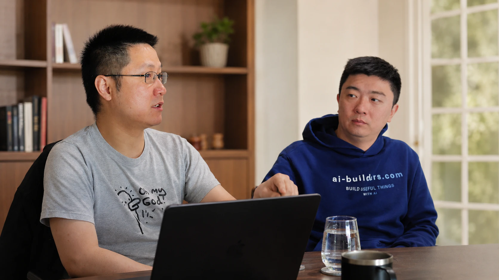鸭哥和课代表立正在讨论AI产品与社区